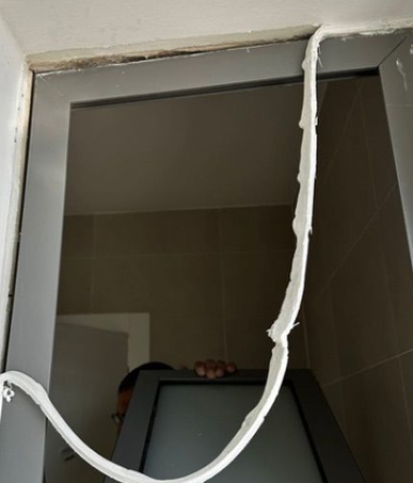 ביצוע רשלני של איטום משקוף