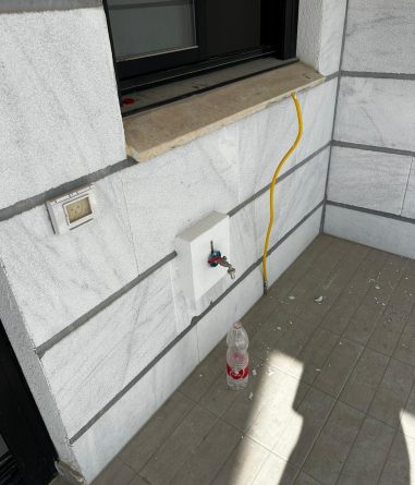 העדר חיפוי ובידוד חשוף בנקודת מים