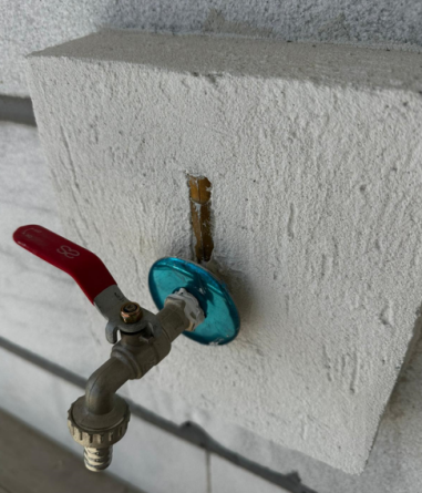 התקנה לא תקנית של צנרת חוץ